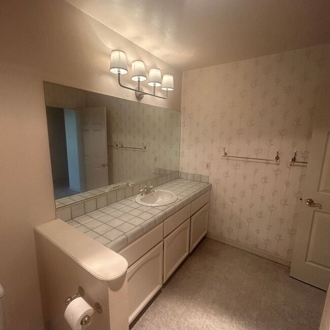 Building Photo - Beautiful Lake Wildwood Home with private back yard.