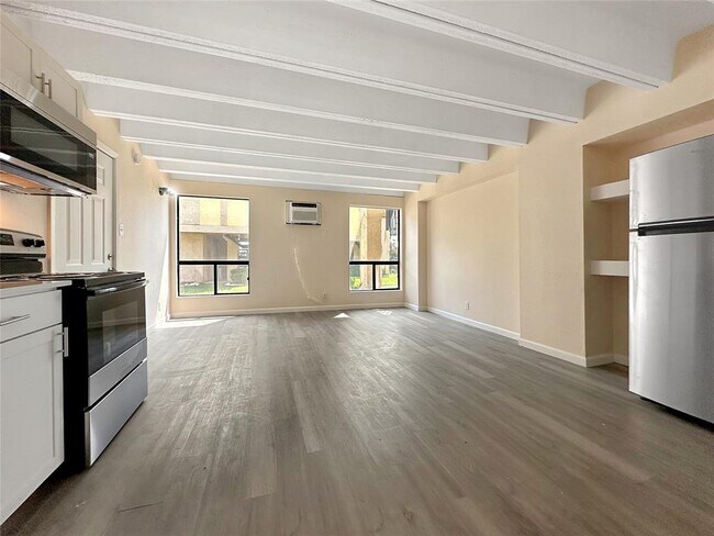 Building Photo - 5920 Lago Vista Way