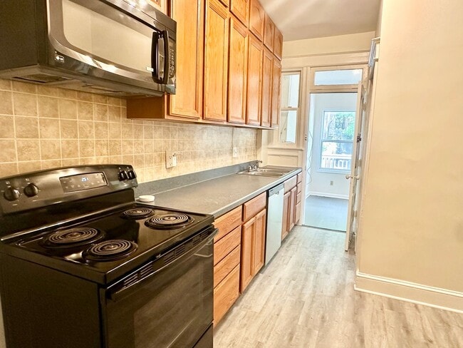 Building Photo - 4 Bed + 2 Bath - Pets Welcome! Parking!