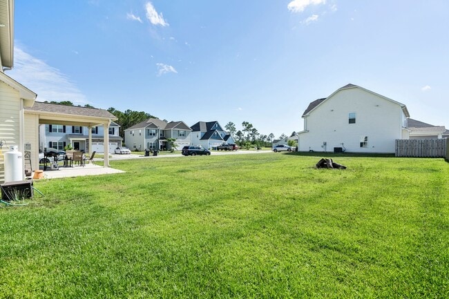 Building Photo - Fenced Yard 4 Bedroom w 3rd Floor Bonus Room!