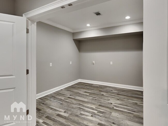 Building Photo - 2995 Manorview Ln