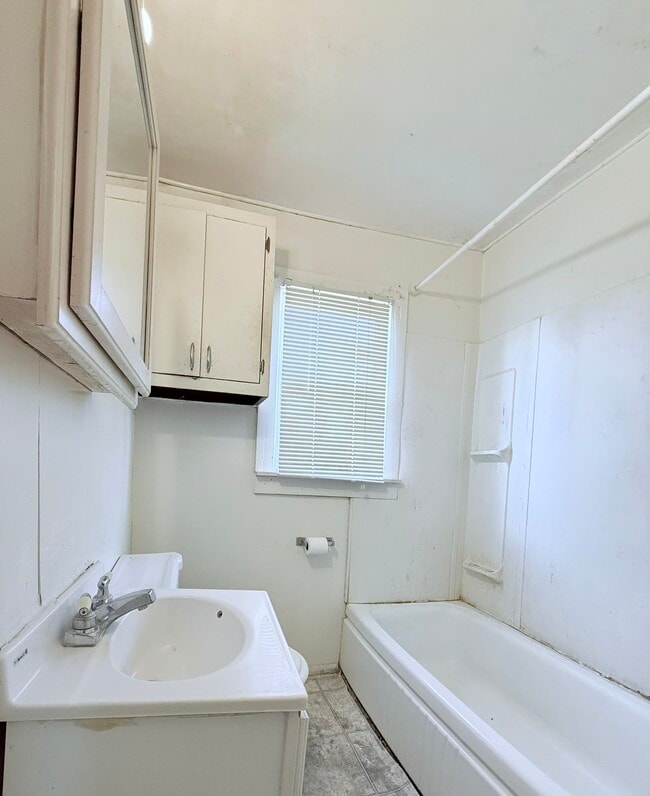 Building Photo - 610 W Main St