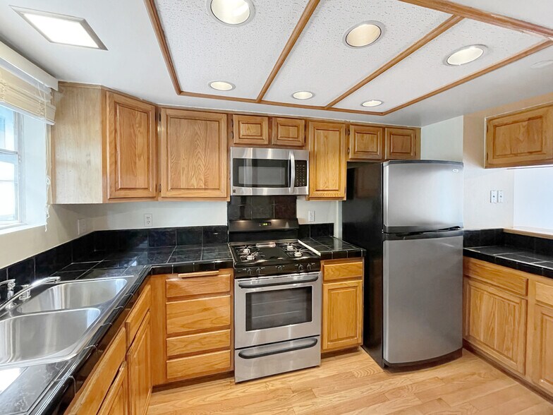 Primary Photo - 379 N Mentor Ave