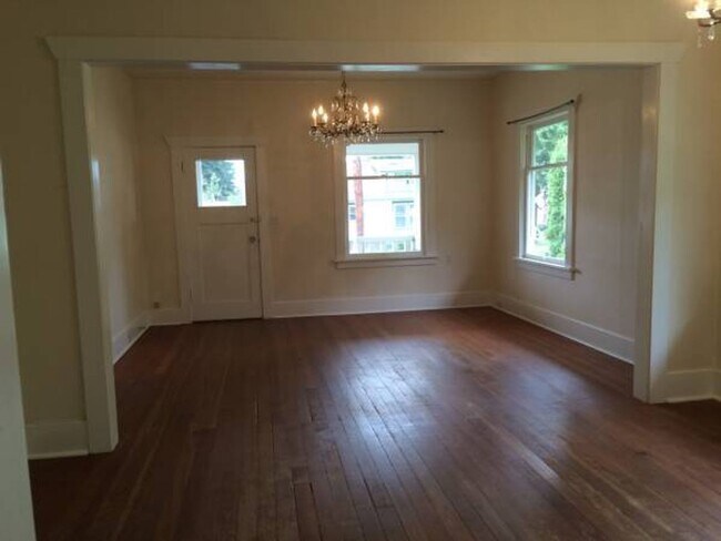 Building Photo - 516 N 6th St