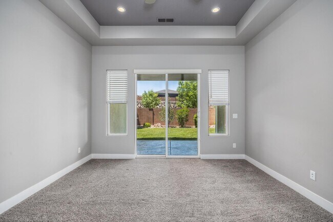 Building Photo - 1861 N Mountain View Dr