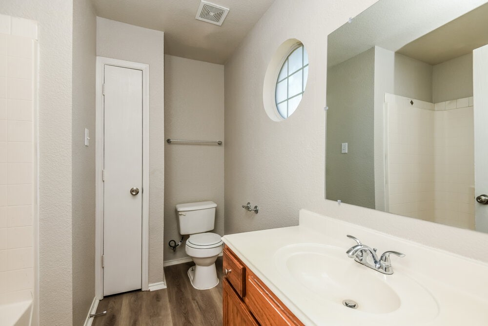 Building Photo - 1528 Pine Ln