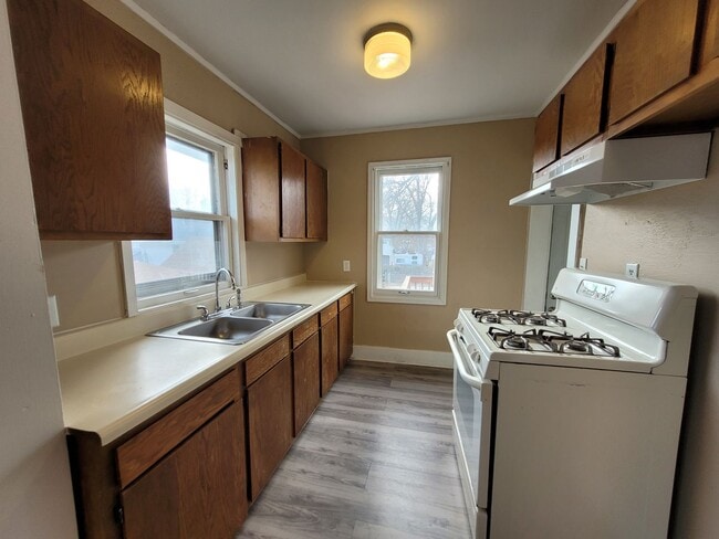 Building Photo - 2 Bedroom, 1 Bathroom Home with Deck