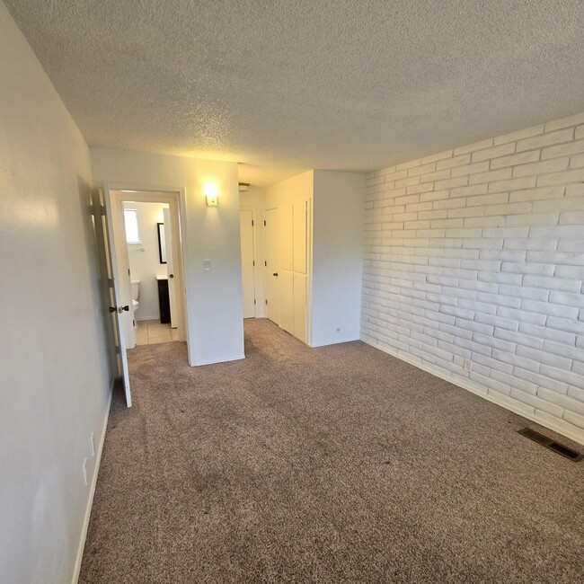 Building Photo - 401 Graceland Dr SE