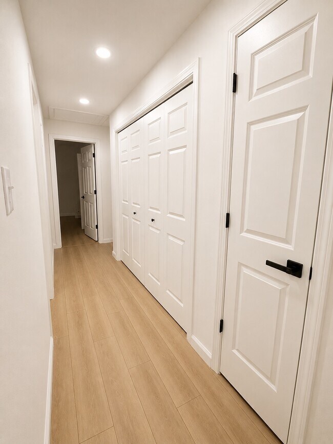 Building Photo - 2112 Valley Oaks Dr SE