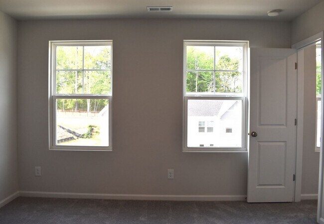 Building Photo - *PENDING!!*