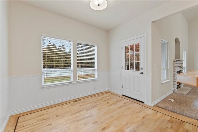 Building Photo - Quiet, Convenient, and Spacious 5 Bedroom 4 Bathroom Home