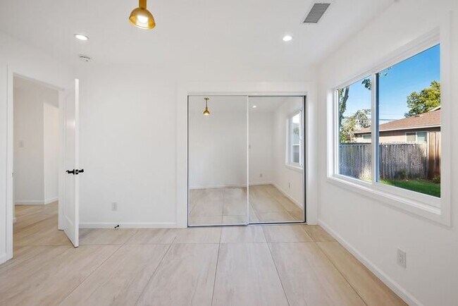 Building Photo - 113 Donaldson Way W