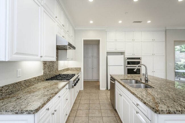 Building Photo - FOR RENT 4BD/3.5 BA/2Garage/Single Family ...