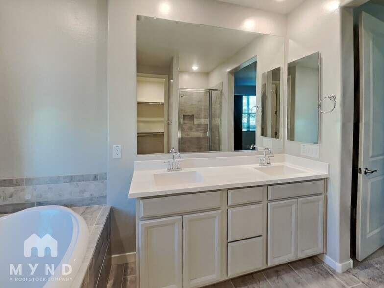 Building Photo - 9520 Thatcher Ave