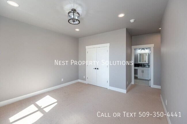 Building Photo - 1213 Rd F .2 NE