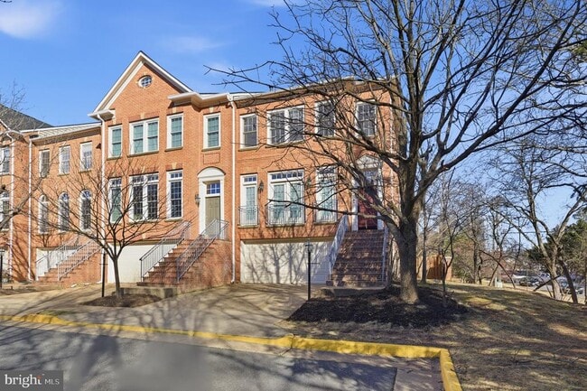 Building Photo - 1817 Fallbrook Ln