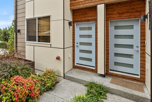 Building Photo - Unique West Seattle Townhome with Air Cond...