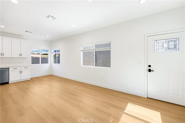 Building Photo - 4042 Somers Ave