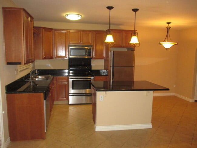 Building Photo - TEMECULA ST- BEAUTIFUL CONDO W/ VIEWS, IN-UNIT W/D, TILE FLOORING