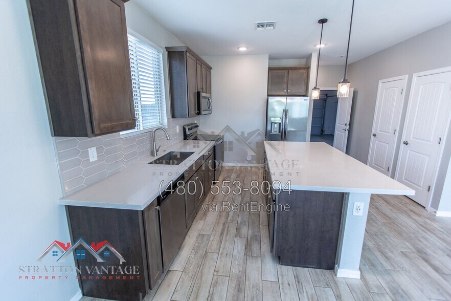 Building Photo - 1033 S 150th Dr