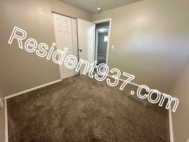 Building Photo - 3 bed 2 bath Home