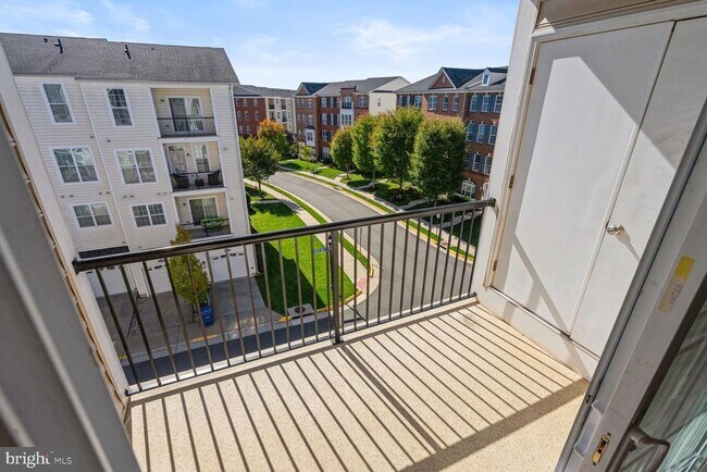 Building Photo - 43085 Thoroughfare Gap Terrace