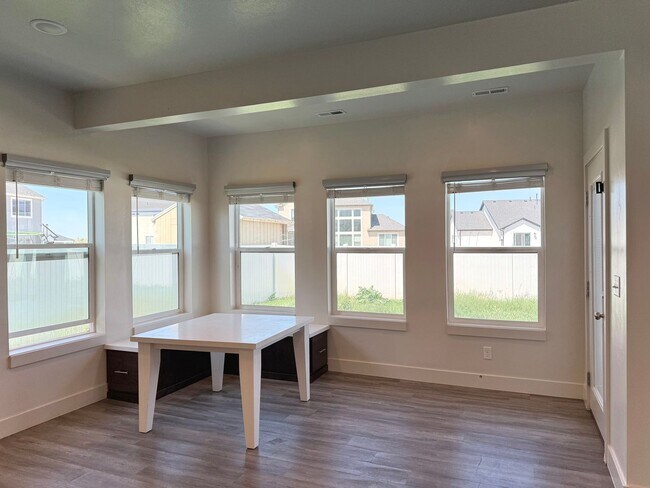 Building Photo - 4 bedroom 2.5 bath Plain City House