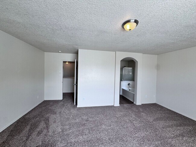 Building Photo - 4 bedroom 2.5 bath home-New Flooring