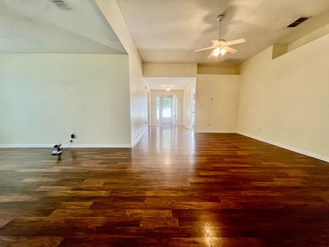 Building Photo - Spacious dog friendly home- Jacksonville