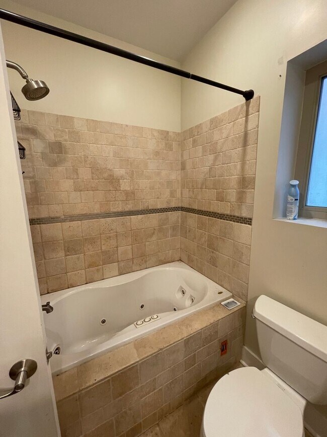 Building Photo - Modern  Bi-Level 1st Fl. 2 Bed, 2 Bath Nor...