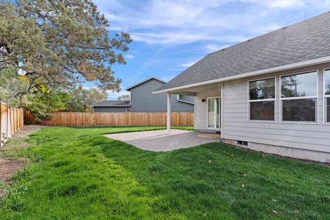 Building Photo - 3BR - 2BA Modern Living in a Quiet Cul-de-Sac