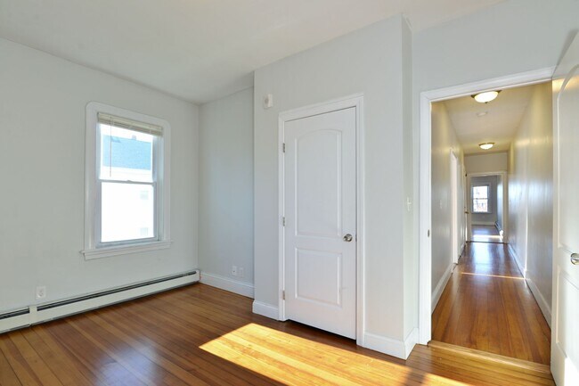 Building Photo - Great location! Updated 3 bedroom 1 Bathro...