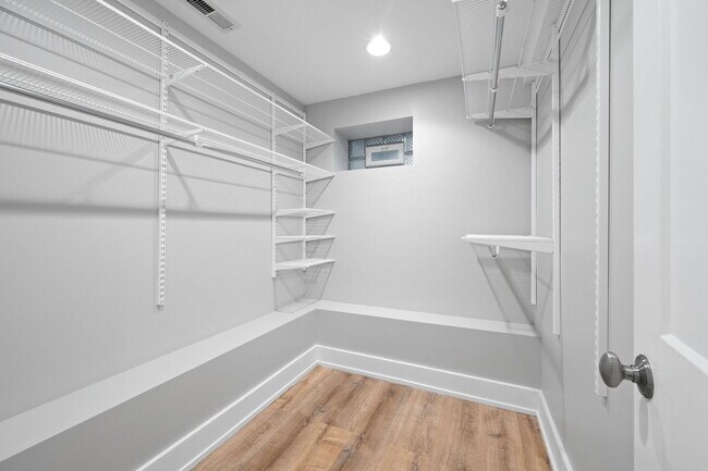 Building Photo - 825 N Winchester Ave