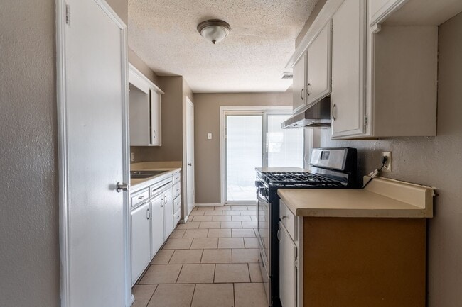 Building Photo - Cute 4 bedroom House