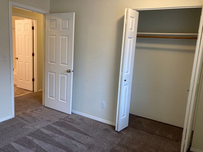 Building Photo - Two Bedroom Duplex in South Salem, Landscaping Included!