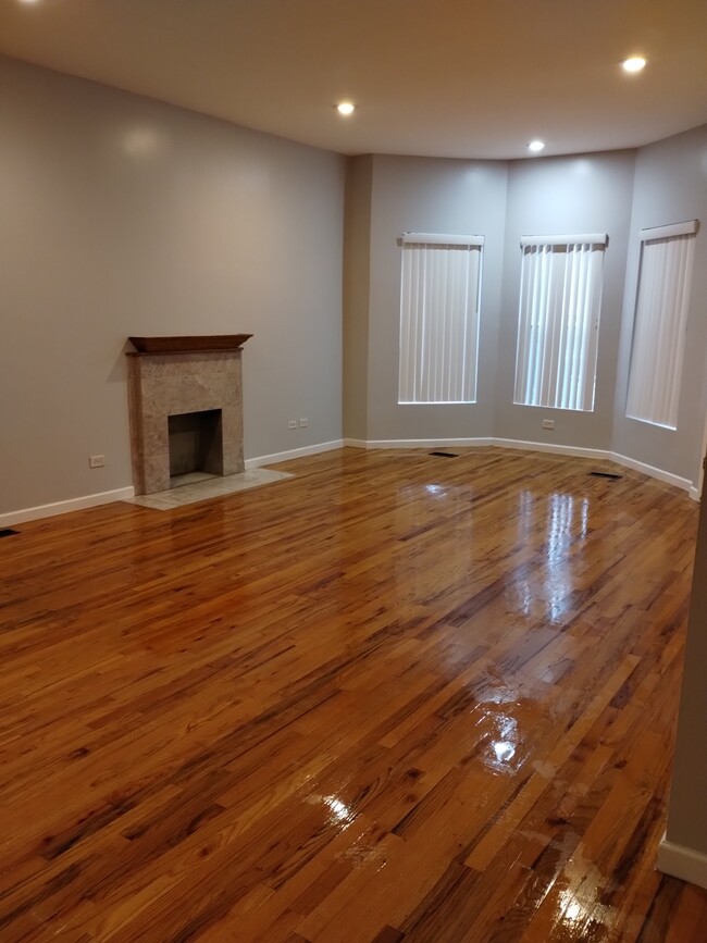 Living Room - 4233 S Prairie Ave