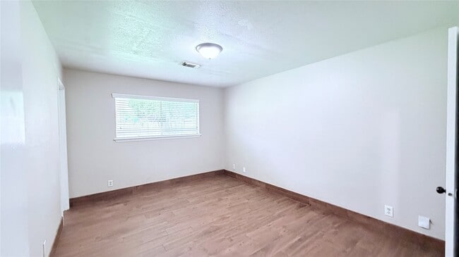 Building Photo - 7003 Captain Dr