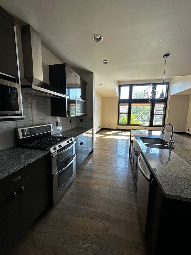 Building Photo - Gorgeous modern 5 bedroom - Minutes from MSU!