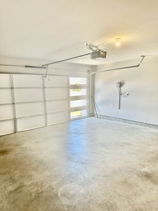 Building Photo - 3 Bedroom, 2 Bath in Midtown Subdivision C...