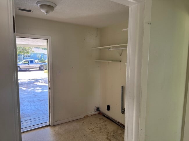 Building Photo - 515 E Miller St