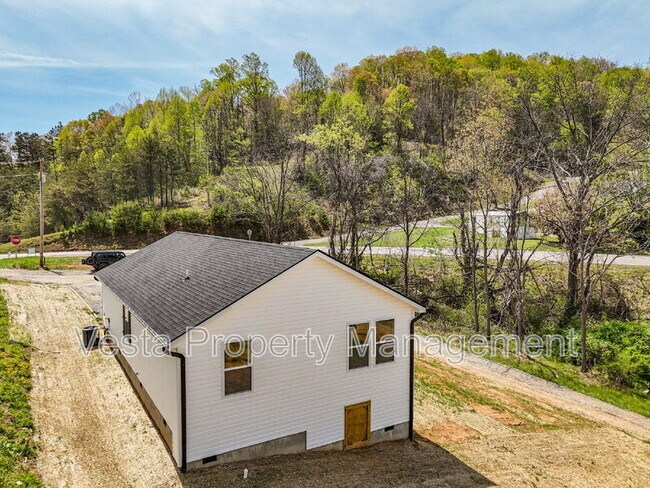 Building Photo - 4 Meadows Town Rd