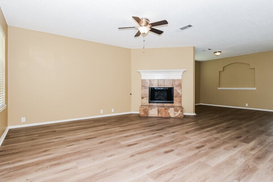Building Photo - 3304 Creekwood Dr