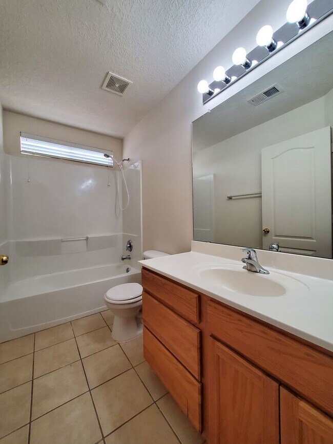 Building Photo - 3 Bedroom 2.5 Bathroom