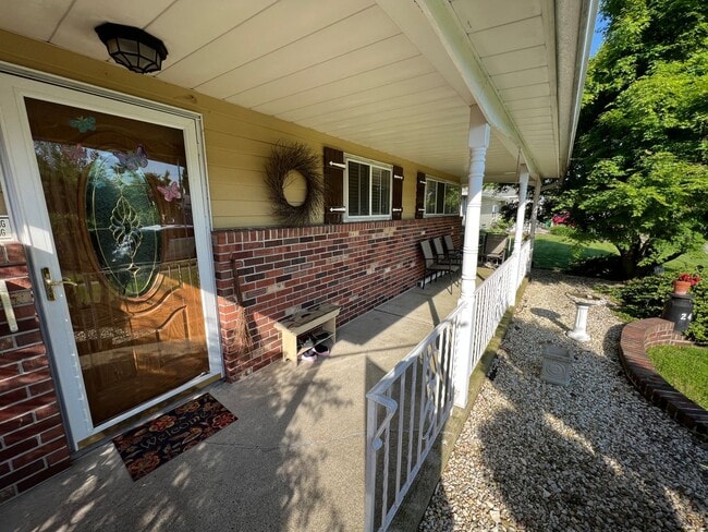 Building Photo - Beautiful Large 3 bedroom 2 bath in Levitt...