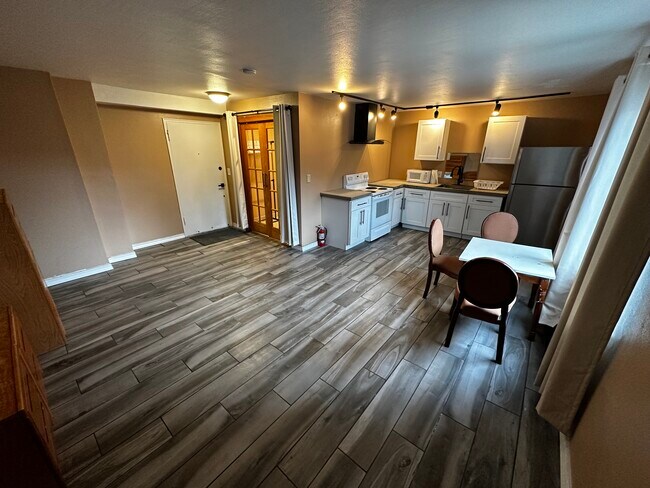 Building Photo - 320 Bawden St