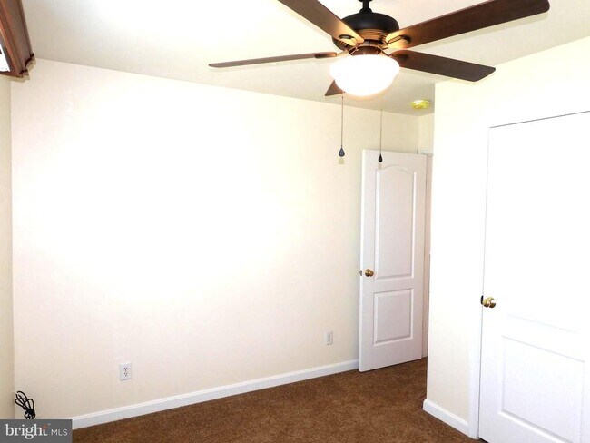 Building Photo - 8566 Kingsway Dr