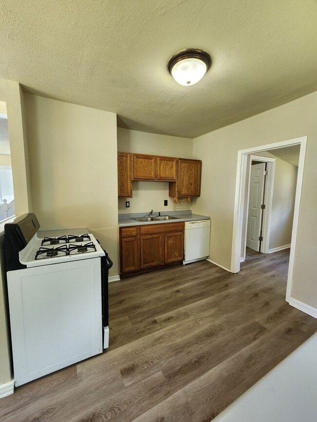 Building Photo - 2 Bed and 2 Bath Home