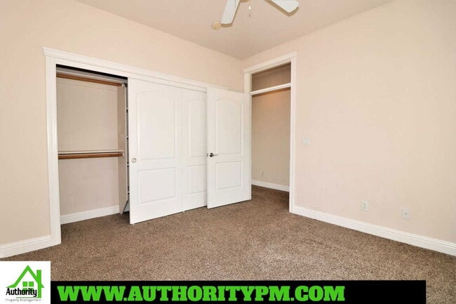 Building Photo - 997 Rollingview Dr