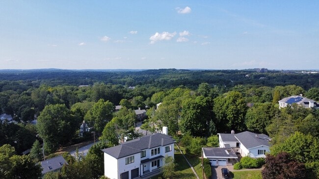 Building Photo - 6 Peachtree Ln