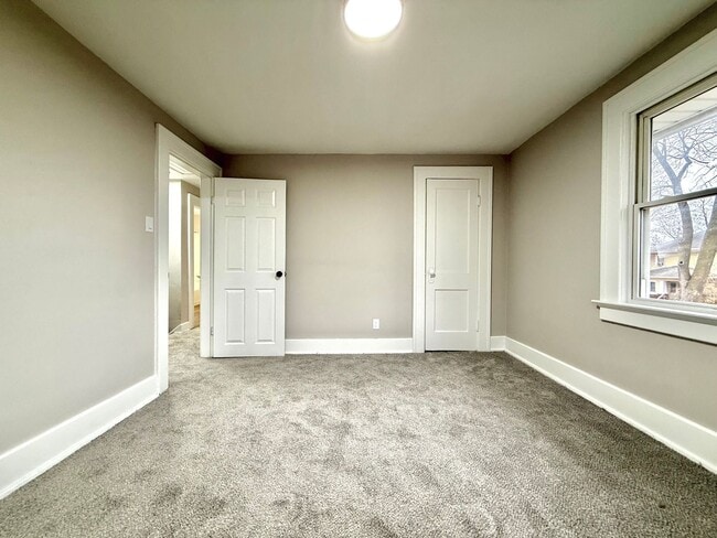 Building Photo - 4 Bedroom House